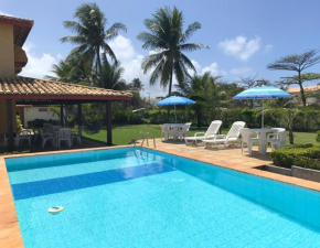 Casa de praia com piscina maravilhosa, churrasqueira e grande área verde, a menos de 300 metros da praia de Vilas